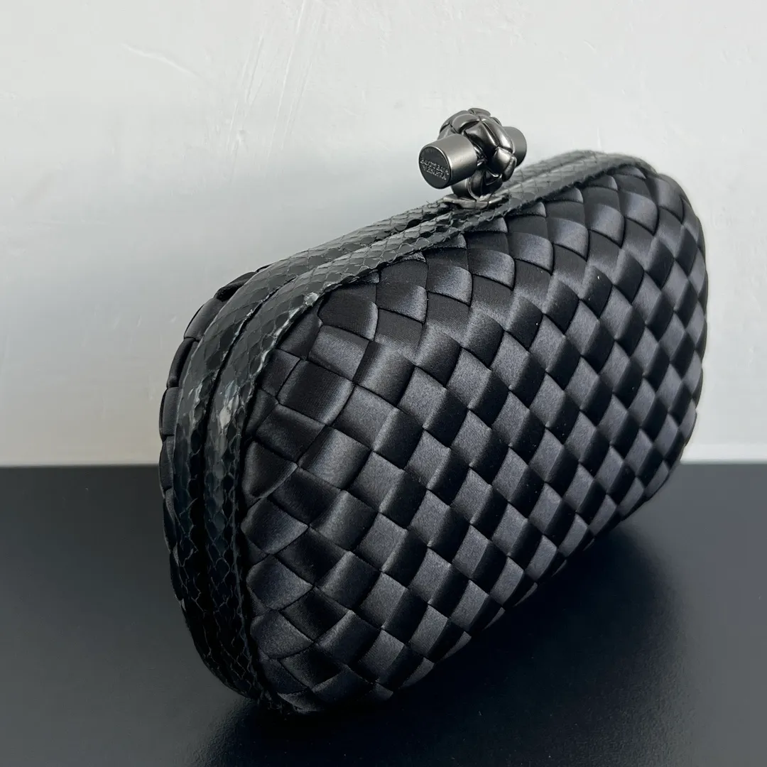 Batch 960 #BV Knot woven evening bag series~ (8651 16cm) Each bag reveals exquisite elegance💫Iconic classic silk weaving➕snake skin trim, with knot buckle, soft and delicate feel. The design is small and exquisite, low-key without logo, elegant and elegant. Paired with evening dress or cheongsam, it has the atmosphere of a famous and wealthy lady, full of aura and invincible texture💃 Dimensions: 16x10x5
